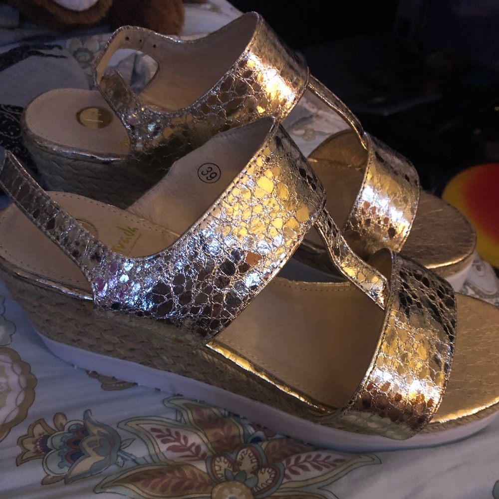 La Strada Gold Platform Wedges NWT